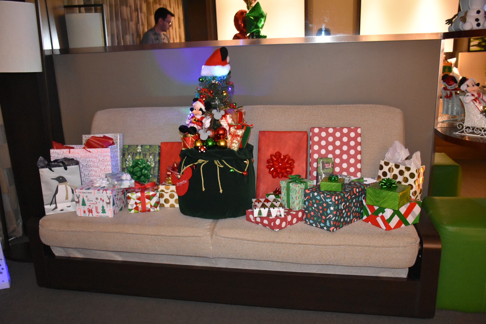 Mickey's Christmas Tree Surprise