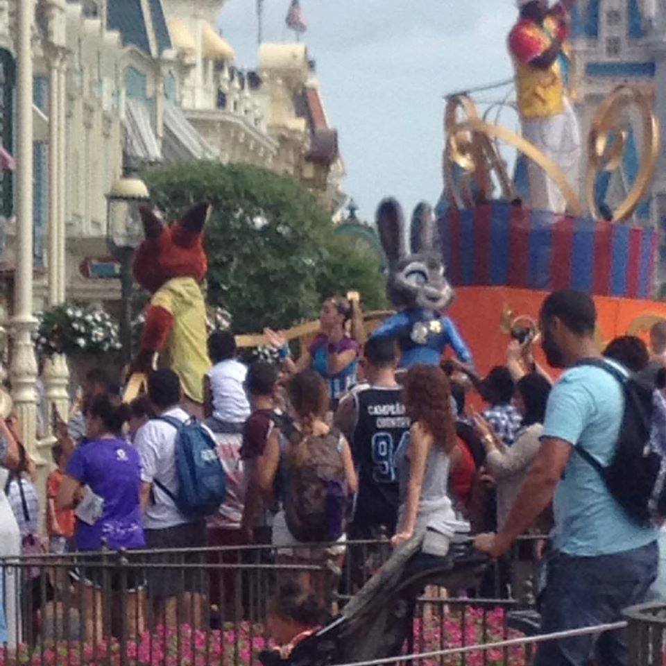 Nick Wilde and Judy Hopps in Move It, Shake It(2/2)