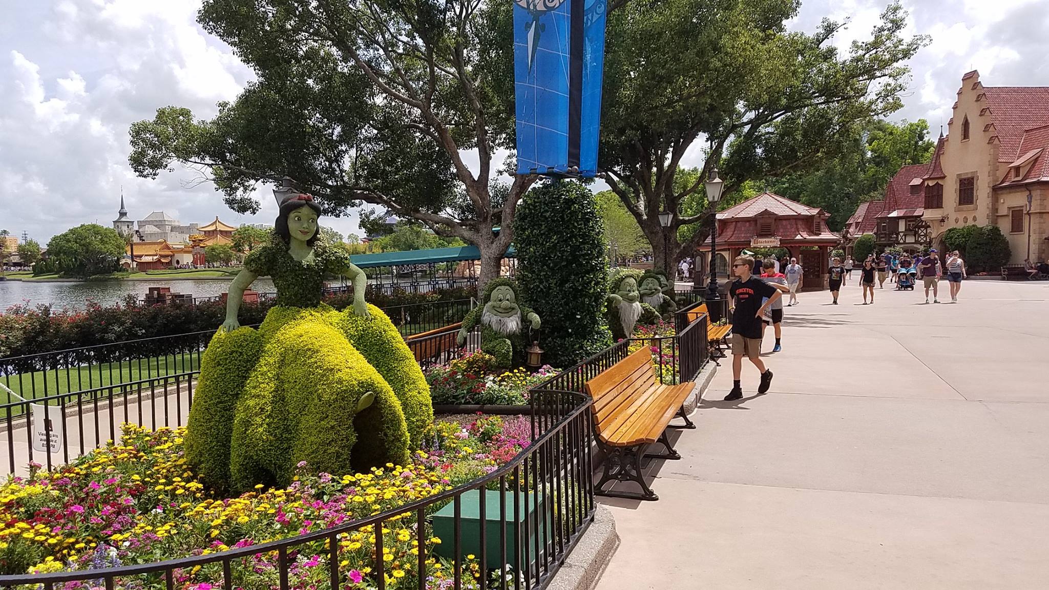 Snow White and the Seven Dwarfs topiaries